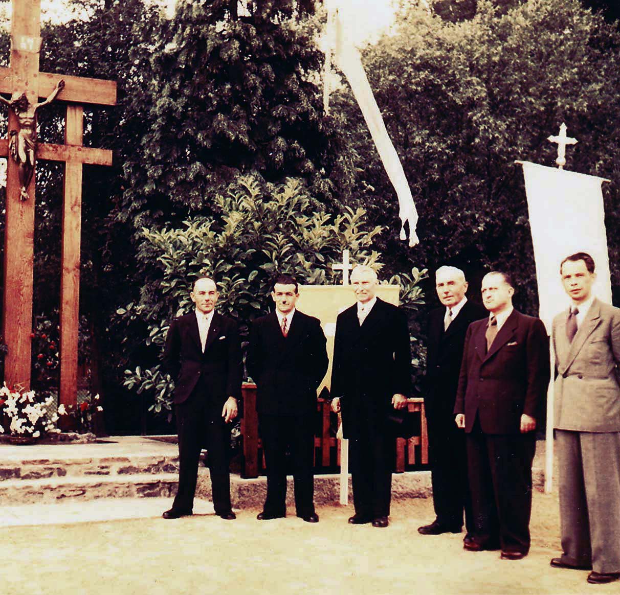 Historische Aufnahme am Dorfkreuz mit Honoratioren
